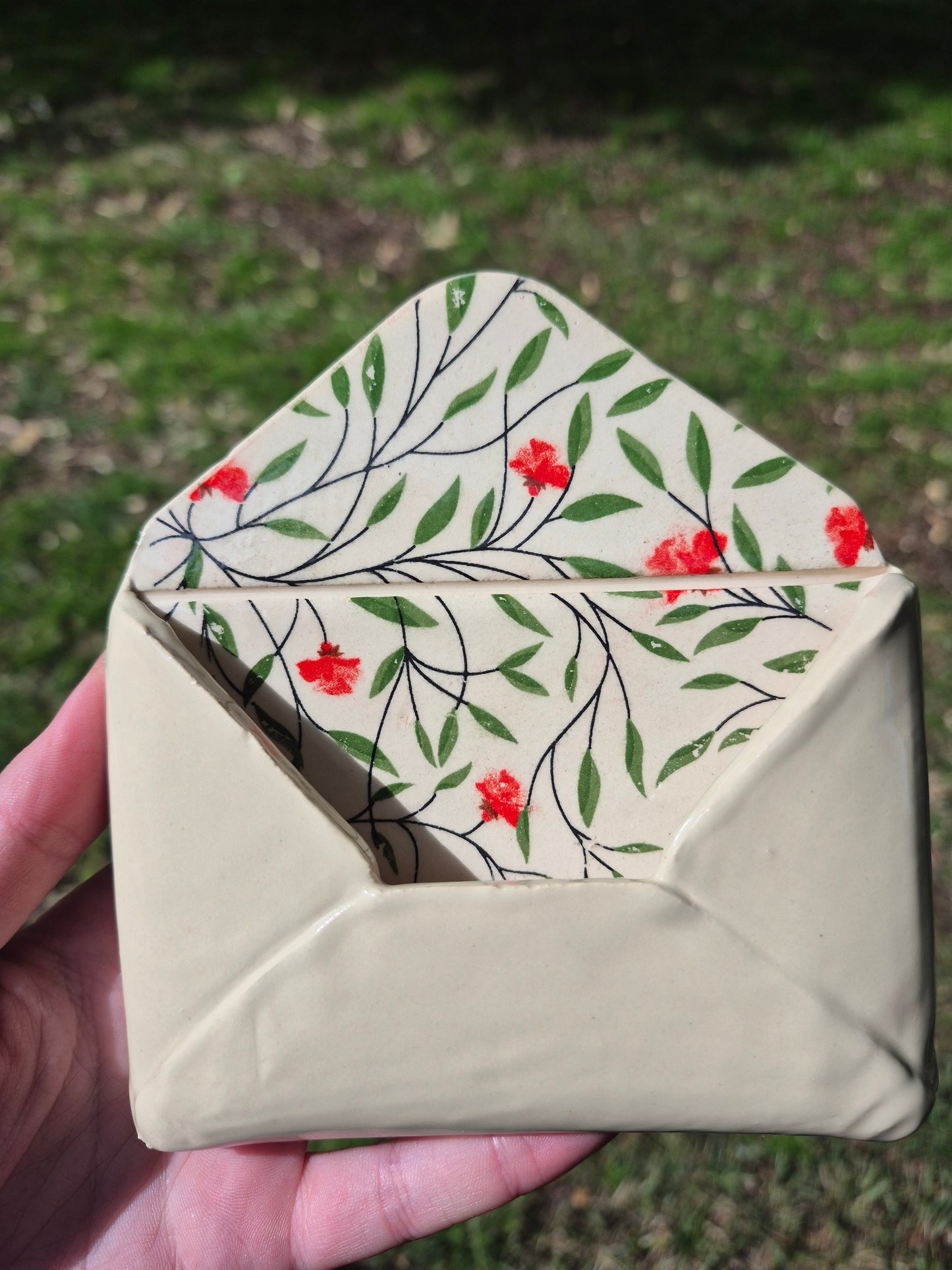 Envelop beige bloemen rood